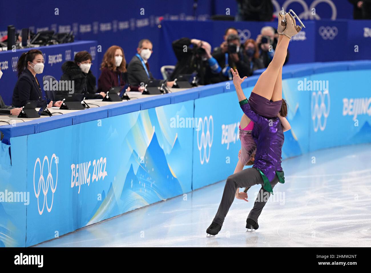 Pechino, Cina. 12th Feb 2022. Katharina Mueller e Tim Dieck di Germania, si esibiscono durante la gara di ritmo di danza del ghiaccio a figure Skating nello Stadio al coperto Capital alle Olimpiadi invernali di Pechino 2022 sabato 1 febbraio 2022. Foto di Richard Ellis/UPI Credit: UPI/Alamy Live News Foto Stock