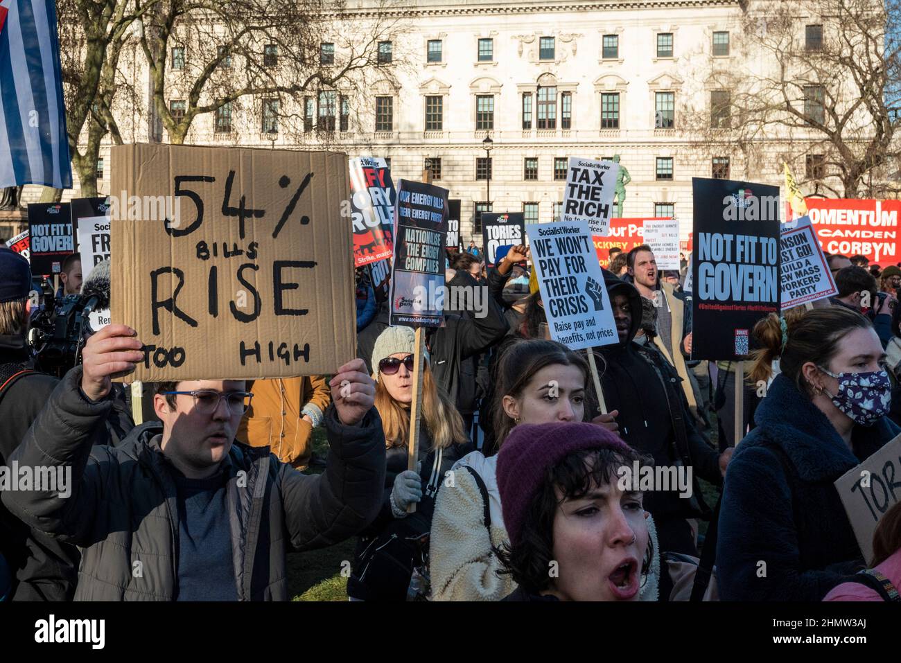 Londra, Regno Unito. 12 febbraio 2022. Le persone a costo di vivere crisi protestano in Piazza del Parlamento, obiettando all'aumento delle bollette energetiche e al crescente costo della vita che colpisce tutti nel Regno Unito. Il regolatore dell'energia Ofgem ha annunciato che il tetto dei prezzi dell'energia aumenterà del 54% dal 1 aprile 2022, il RPI (Retail Price Index) è salito al 7,5%, il credito universale è tagliato, e l'aumento delle assicurazioni nazionali sarà ad aprile. Proteste simili si stanno svolgendo in altre città del Regno Unito. Credit: Stephen Chung / Alamy Live News Foto Stock