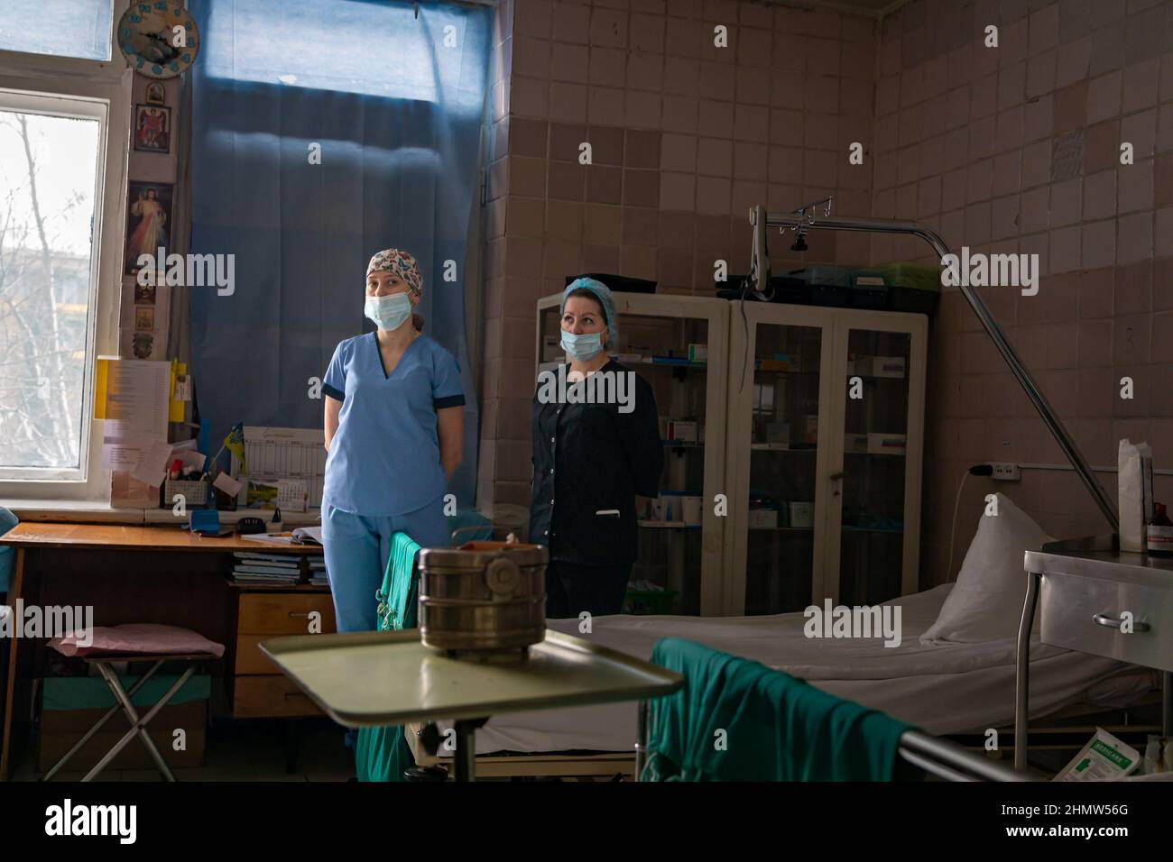 Pokrovsk, Ucraina. 09th Feb 2022. Le infermiere preparano la sala di recupero dell'operazione di vaso il 9 febbraio 2022, presso l'ospedale militare mobile 66th a Pokrovsk, Ucraina continua a trattare i soldati che sono stati feriti, hanno Covid o entrambi mentre le forze militari russe si mobilitano sul confine ucraino. (Foto di Michael Nigro/Sipa USA) Credit: Sipa USA/Alamy Live News Foto Stock