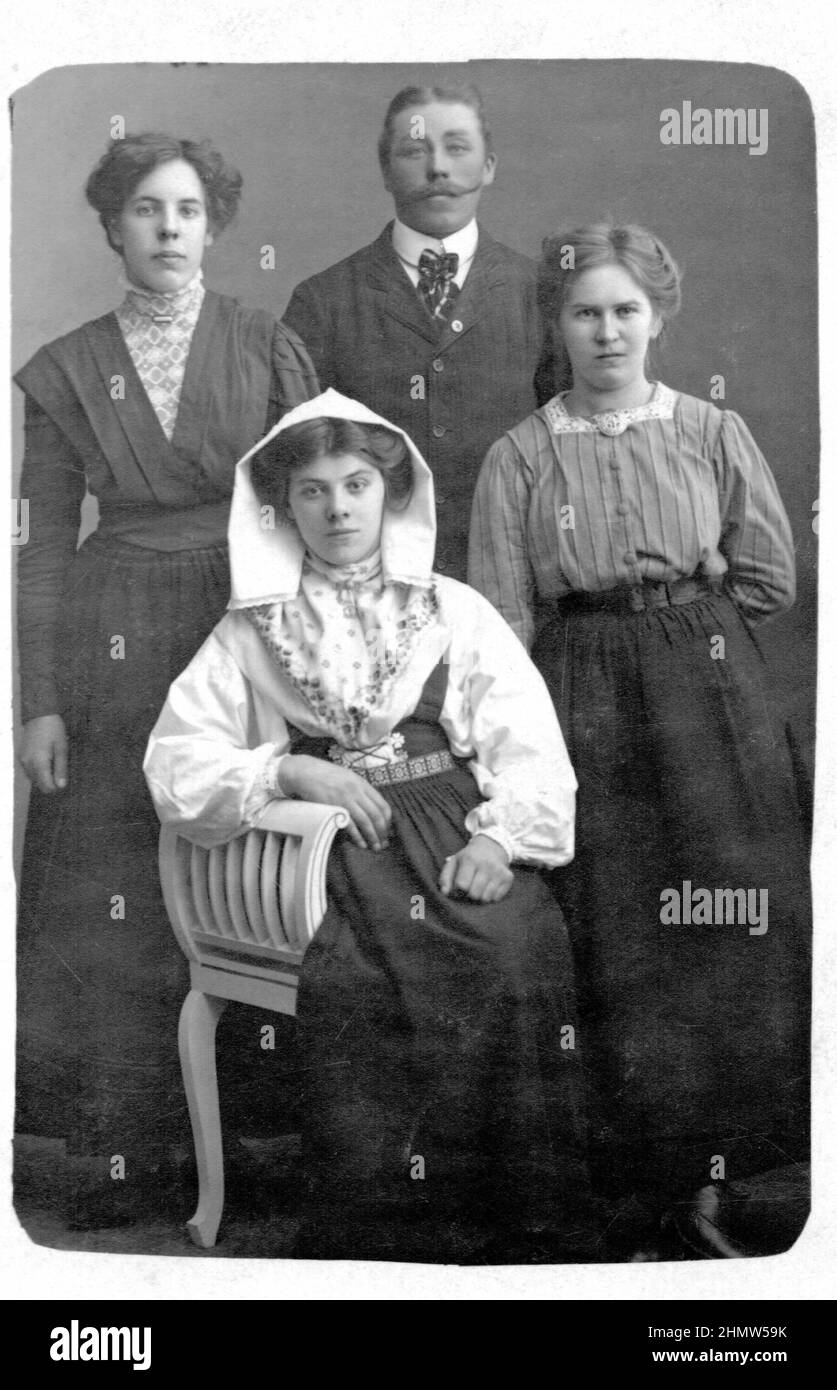 Autentica fotografia d'epoca del 20th secolo di un uomo e tre donne che posano in piedi e seduti, Svezia Foto Stock