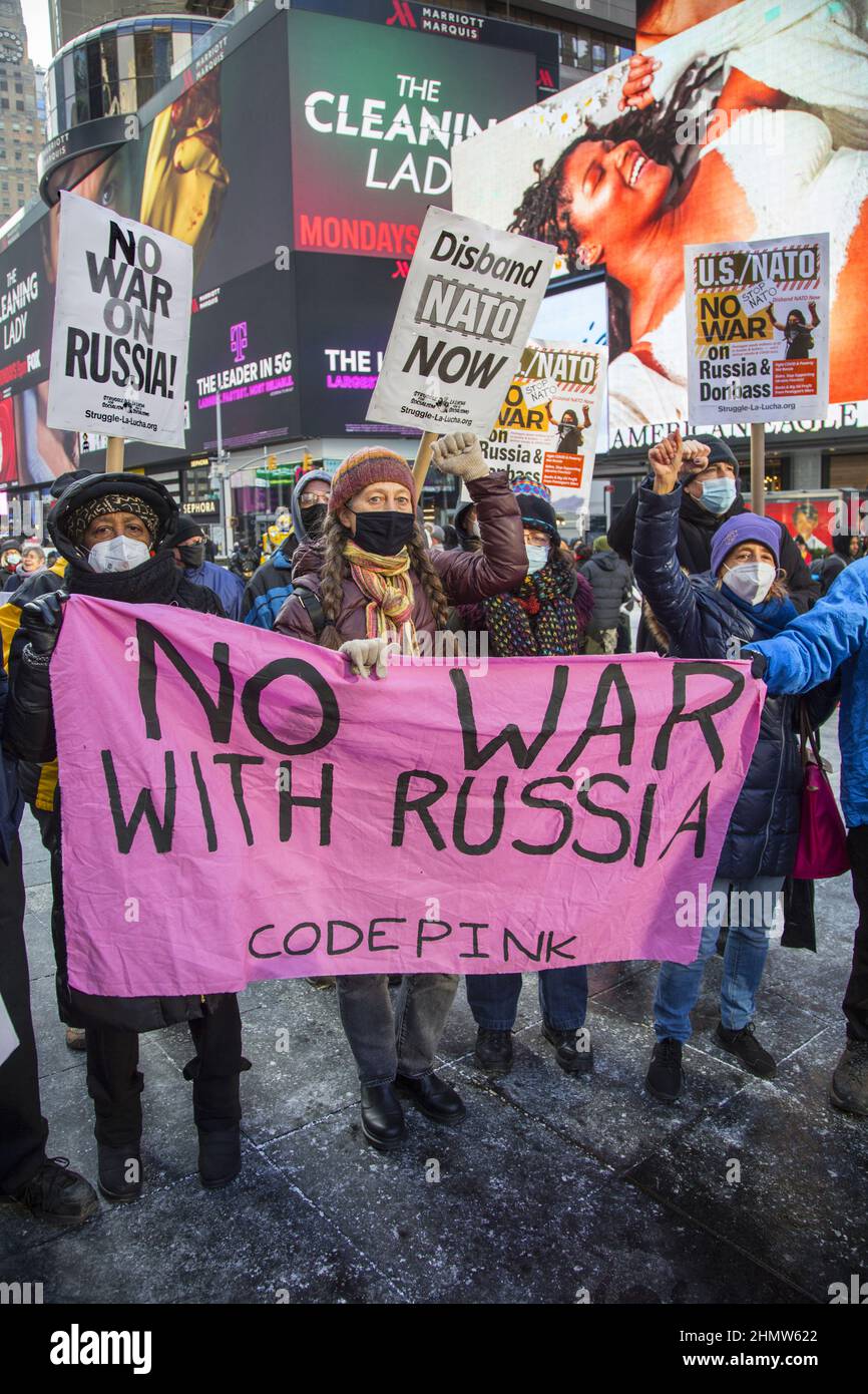 Manifestazione contro il crescente batterista americano/NATO di una possibile guerra con la Russia, apparentemente pronta ad invadere l'Ucraina. Una coalizione di gruppi anti-guerra e di pace si è fatta convergere a Times Square per parlare. Foto Stock