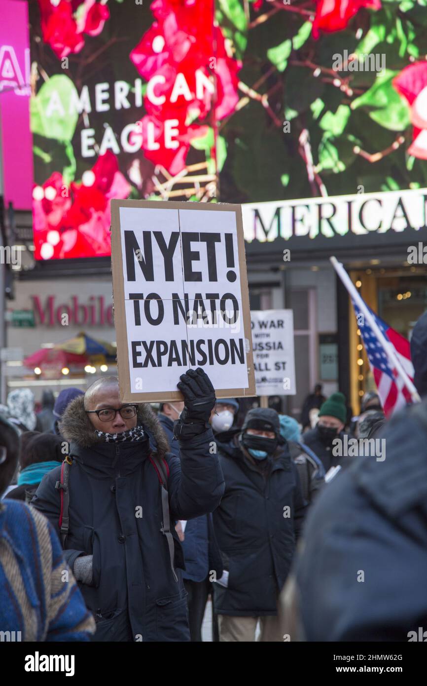 Manifestazione contro il crescente batterista americano/NATO di una possibile guerra con la Russia, apparentemente pronta ad invadere l'Ucraina. Una coalizione di gruppi anti-guerra e di pace si è fatta convergere a Times Square per parlare. Foto Stock