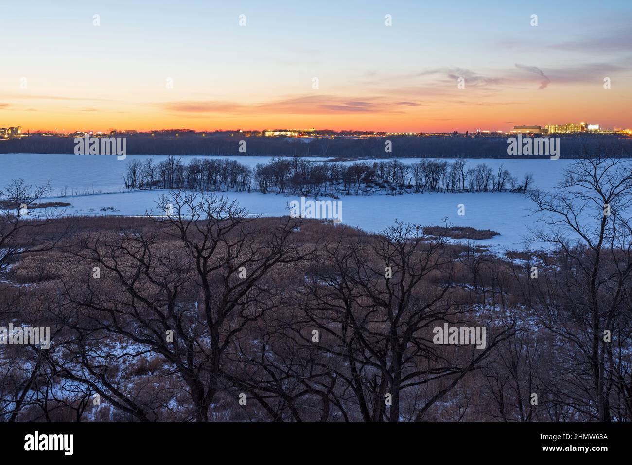 valle del fiume minnesota nevoso al lago del randello delle armi a mendota altezze minnesota durante il tramonto d'inverno Foto Stock