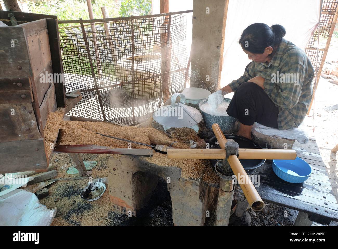 Tradizionale carta di riso fatta a mano per rotoli primaverili. Provincia di Battambang, villaggio di Pheam Ek, Cambogia Foto Stock