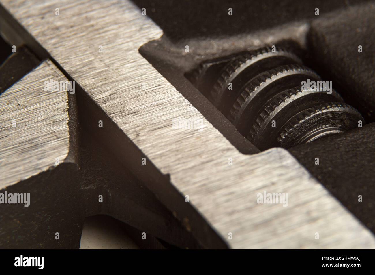 Primo piano di una chiave regolabile in metallo nero. Regolazione al centro del telaio Foto Stock