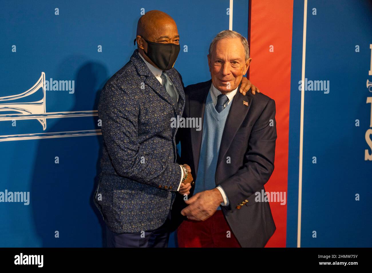 I sindaci di New York Eric Adams e Michael Bloomberg partecipano alla serata di apertura di "The Music Man" a Broadway al Winter Garden Theatre di New York City. Foto Stock