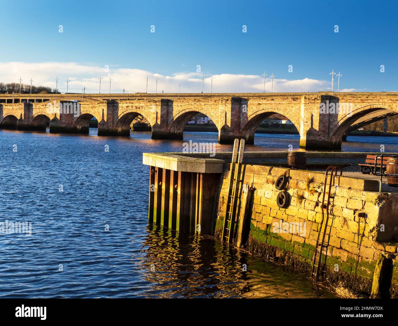 Il fiume Tweed e Berwick Old Bridge con il Royal Tweed Bridge dietro, Berwick upon Tweed, Northumberland, Regno Unito. Foto Stock