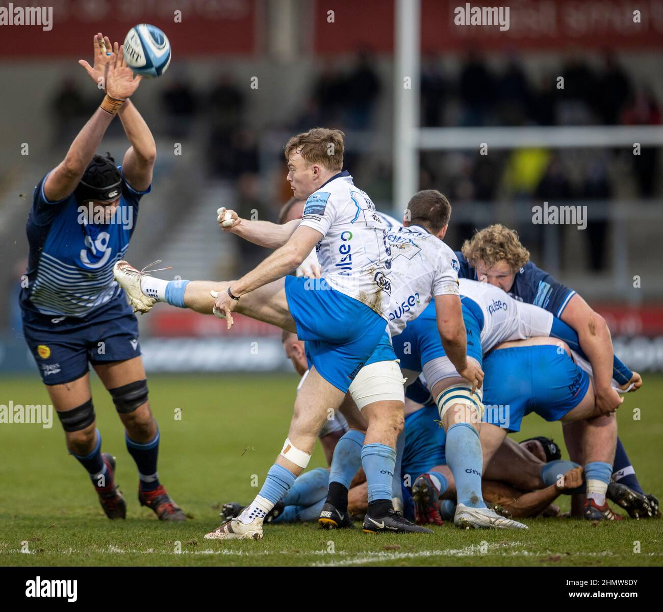 Vendita, Regno Unito. 12th febbraio 2022; AJ Bell Stadium, sale, Inghilterra; Gallagher Premiership rugby, Sale contro Worcester Warriors: JP du Preez of sale Sharks blocca il calcio di Gareth Simpson di Worcester Warriors credito: Action Plus Sports Images/Alamy Live News Foto Stock