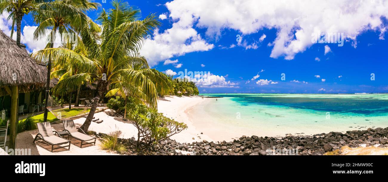 Perfetta vacanza tropicale, idilliaco scenario di spiaggia. Le Morne, isola di Mauritius Foto Stock
