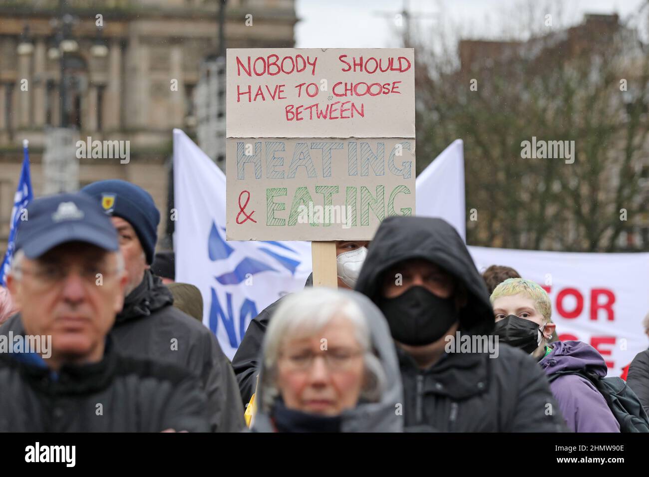 Glasgow, Regno Unito. 12th Feb 2022. Come parte di una protesta coordinata in tutta la Gran Bretagna, contro l’aumento dei prezzi e il costo dell’inflazione, diverse centinaia di manifestanti partecipano troppo a un raduno a George Square, Glasgow, nonostante le forti piogge. Il Rally è stato rivolto a rappresentanti e politici dell'Unione commerciale, tra cui la baronessa SHAMI CHAKRABARTI, un politico del Partito Laburista. Credit: Findlay/Alamy Live News Foto Stock