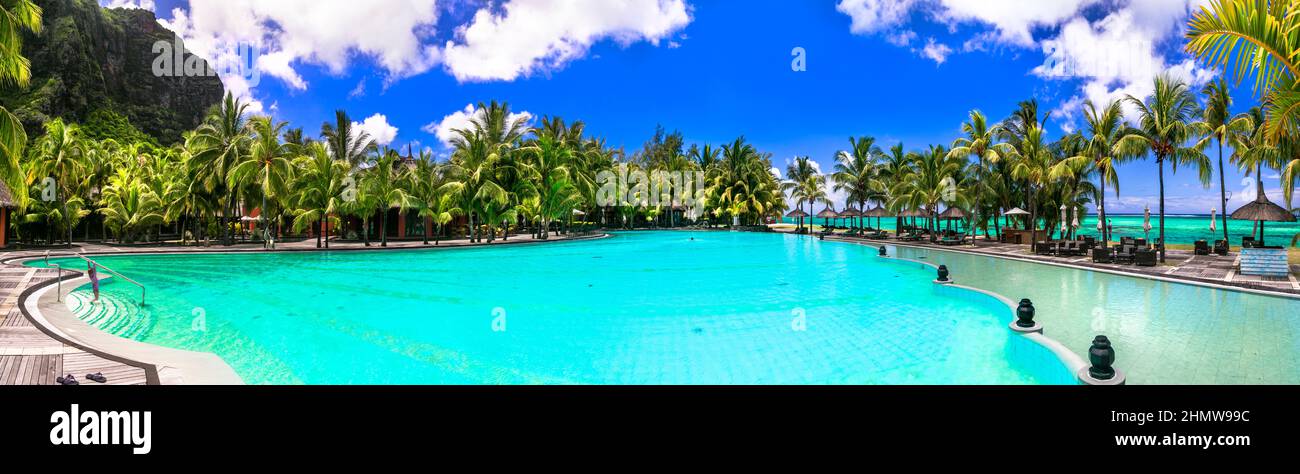 Esotica vacanza tropicale nell'isola di Mauritius. Resort di lusso con piscina vicino alla spiaggia. Le Morne Foto Stock