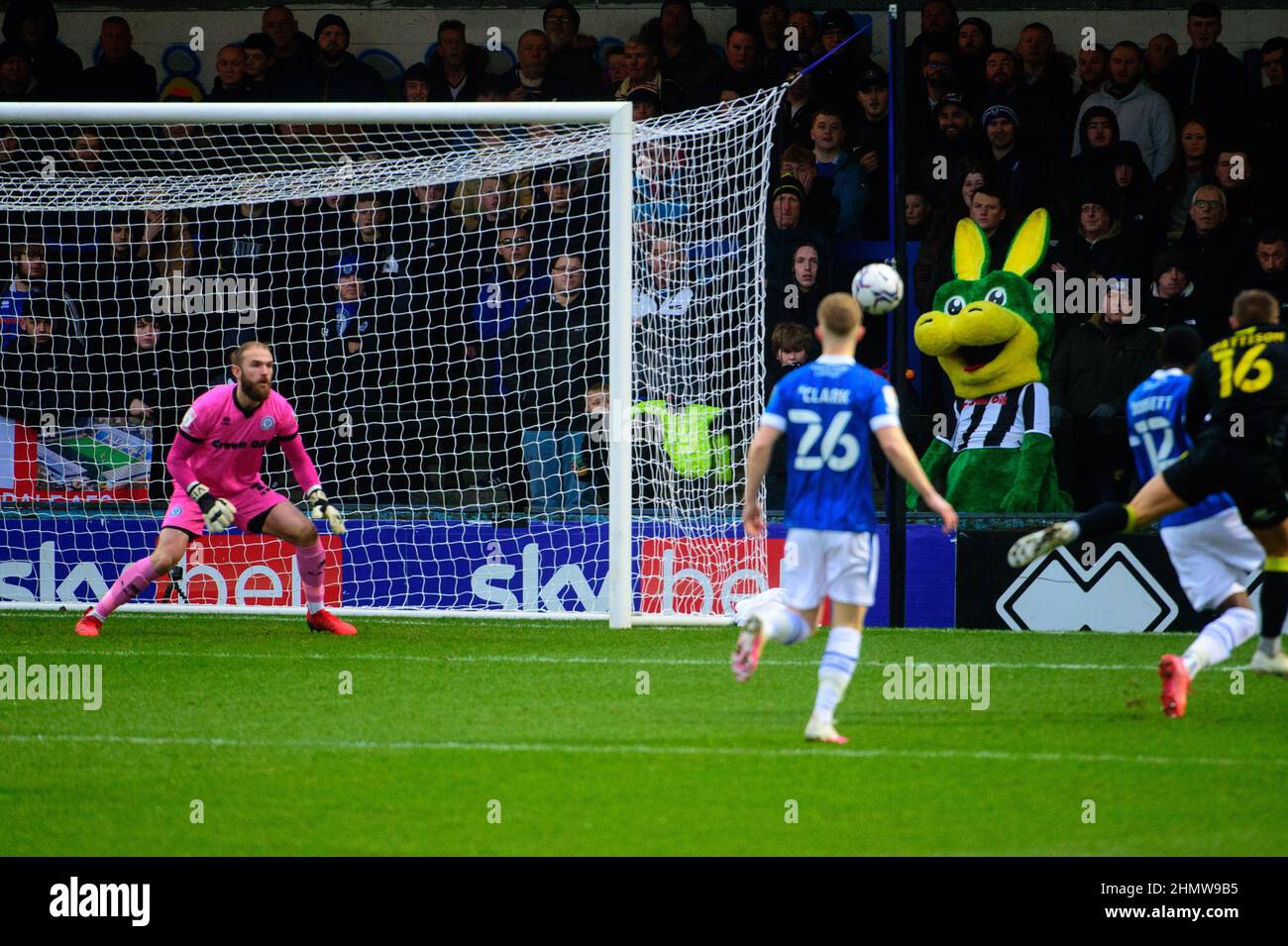 ROCHDALE, REGNO UNITO. FEBBRAIO 12th Alex Pattison dell'Harrogate Town FC segna il traguardo di apertura per Harrogate durante la partita della Sky Bet League 2 tra Rochdale e Harrogate Town allo Spotland Stadium di Rochdale sabato 12th febbraio 2022. (Credit: Ian Charles | MI News) Credit: MI News & Sport /Alamy Live News Foto Stock