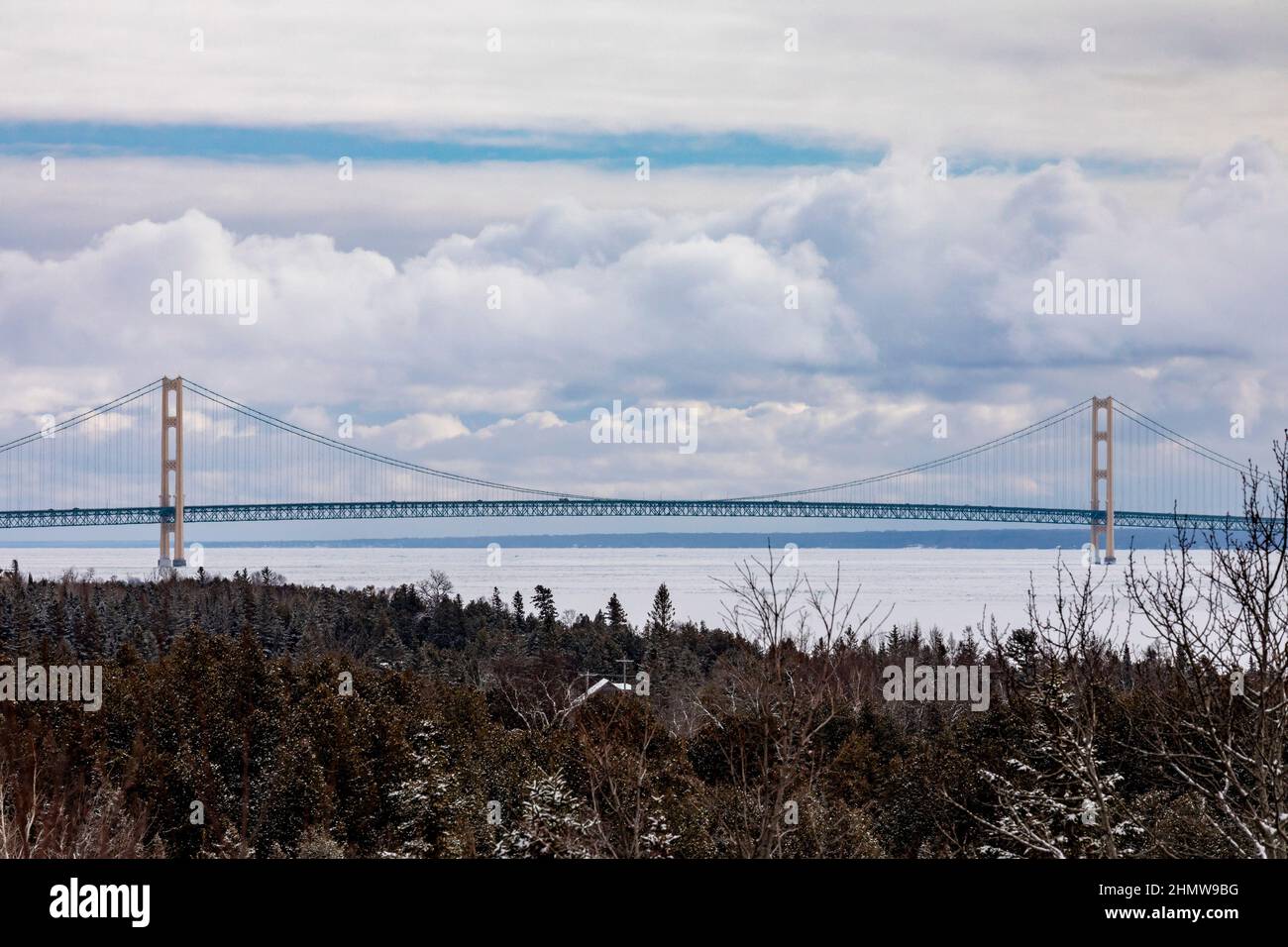 St. Ignace, Michigan - il Mackinac Bridge attraverso lo stretto congelato di Mackinac. Il ponte di Mackinac attraverso lo stretto congelato di Mackinac. Lo strai Foto Stock