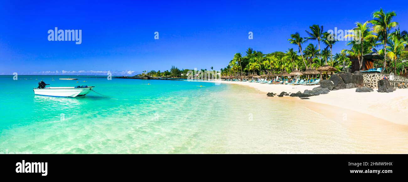 Idilliache spiagge di sabbia bianca tropicale con mare turchese. Vacanze isola Mauritius Foto Stock
