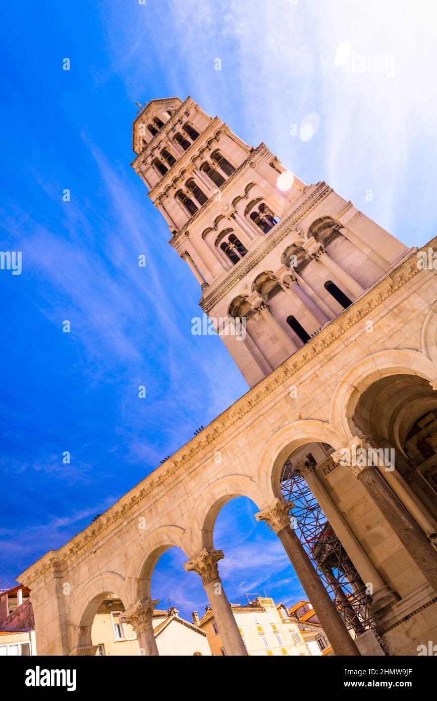 Viaggio in Croazia e luoghi di interesse. Split - antica città romana ben conservata. torre di Palazzo Diocleziano sito patrimonio dell'umanità dell'UNESCO Foto Stock