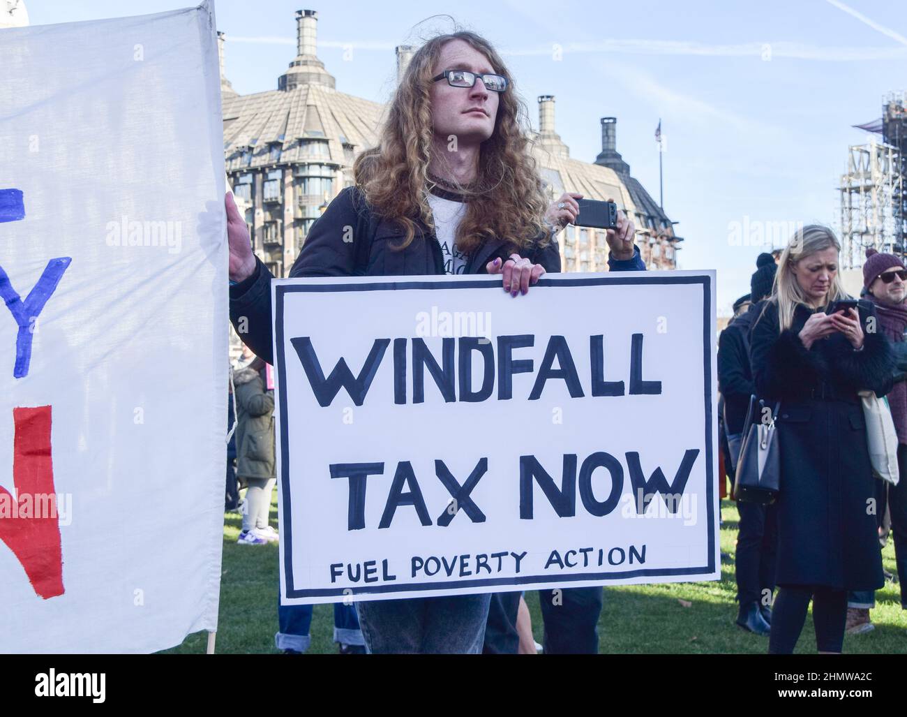 Londra, Regno Unito. 12th febbraio 2022. Un manifestante ha un cartello "Windfall Tax Now". I manifestanti si sono riuniti in Piazza del Parlamento per protestare contro l'aumento dei prezzi dell'energia, la povertà dei carburanti e i costi della vita. Credit: Vuk Valcic/ Alamy Live News Foto Stock