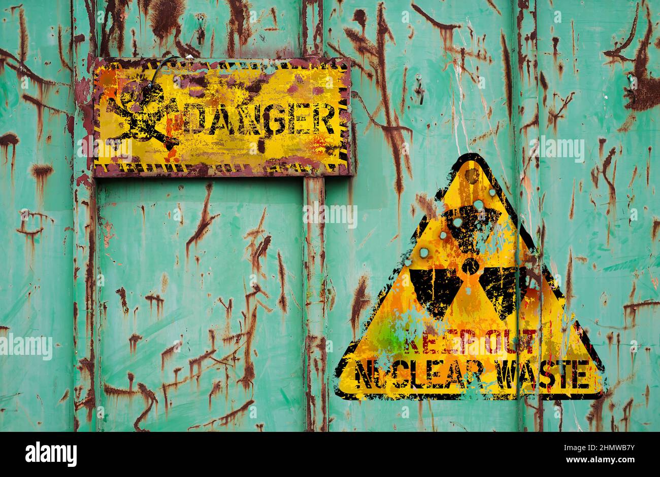 Contenitore di rifiuti nucleari arrugginito e danneggiato con segnale di avvertimento radioattivo. Pericoli dell'energia nucleare e del concetto di energia atomica Foto Stock
