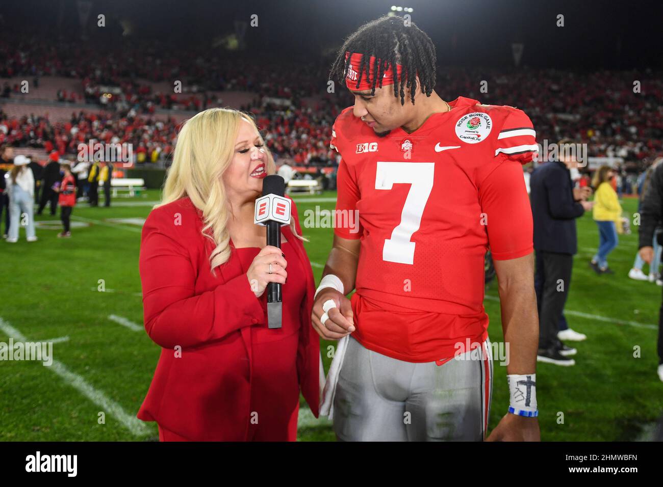 Ohio state Buckeyes quarterback C.J. Stroud (7) è intervista da parte dell'emittente ESPN Holly Rowe dopo il gioco Rose Bowl contro gli Utah Utes, Sabato, Foto Stock