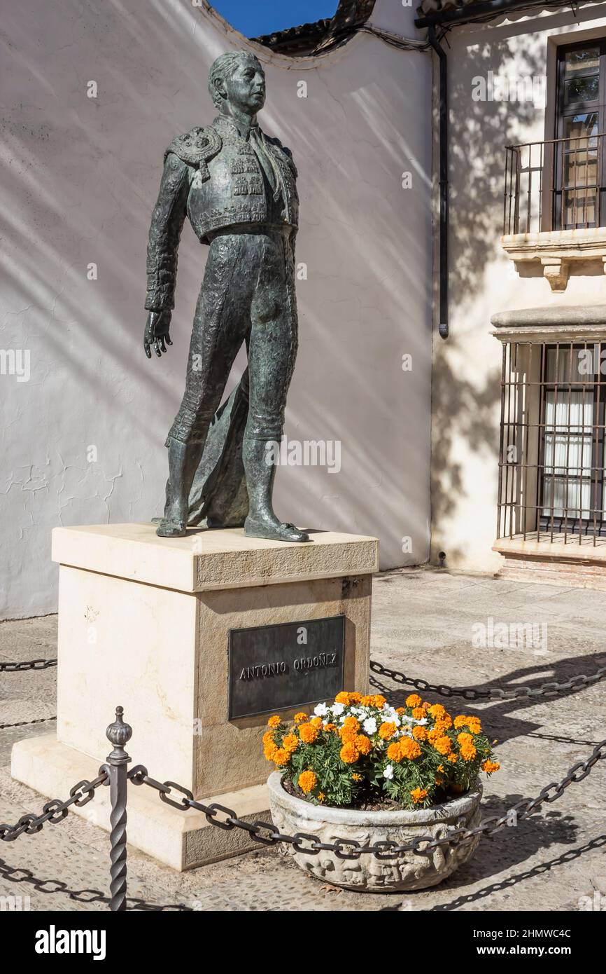 Ronda, Provincia di Malaga, Andalusia, Spagna. Statua del bullfighter Antonio Ordóñez Araujo, 1932 - 1998, fuori dall'arena locale. Foto Stock