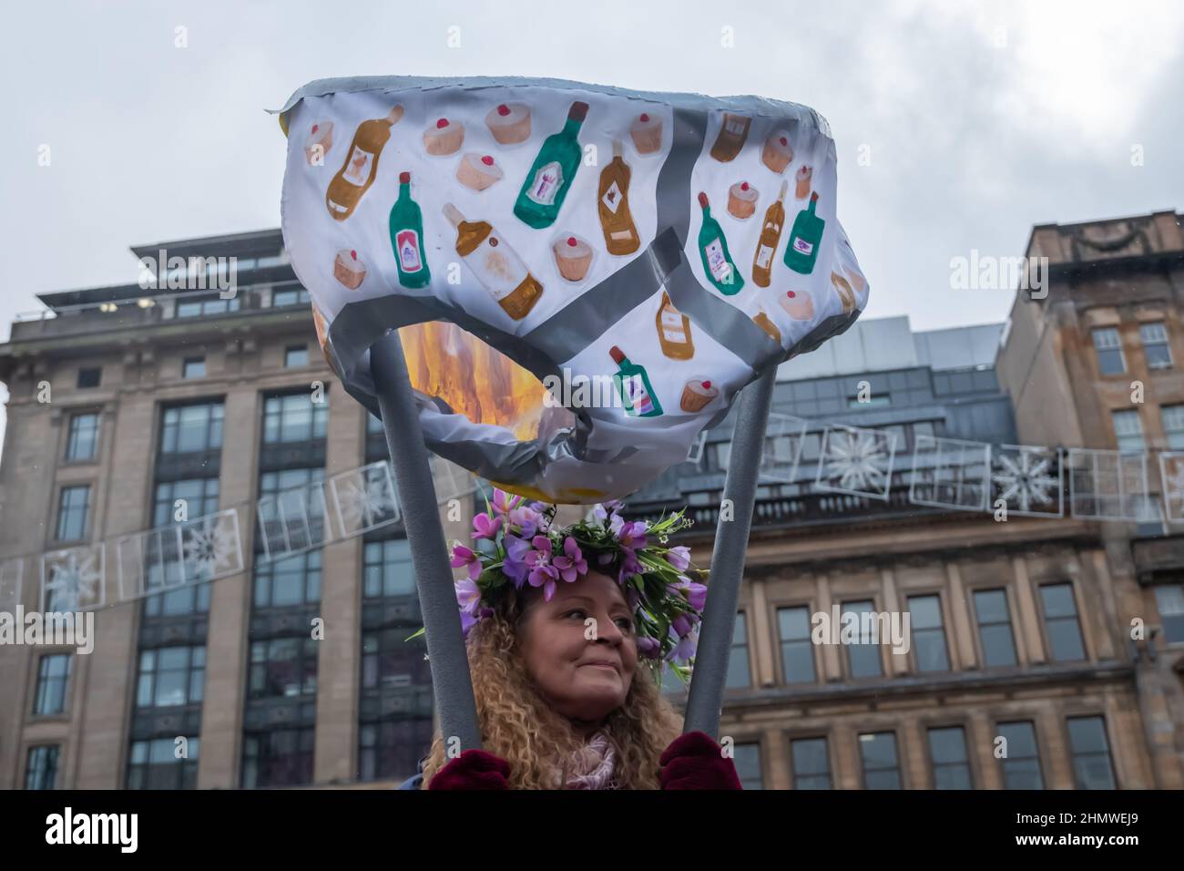 Glasgow, Scozia, Regno Unito. 12th Febbraio, 2022. Gli attivisti si riuniscono a George Square per protestare contro il crescente costo della vita. Credit: SKULLY/Alamy Live News Foto Stock