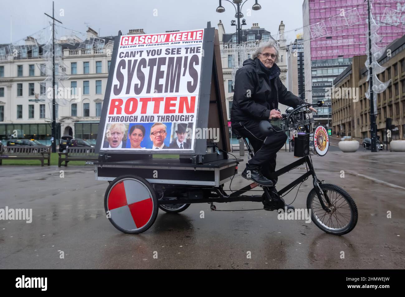 Glasgow, Scozia, Regno Unito. 12th Febbraio, 2022. Gli attivisti si riuniscono a George Square per protestare contro il crescente costo della vita. Credit: SKULLY/Alamy Live News Foto Stock