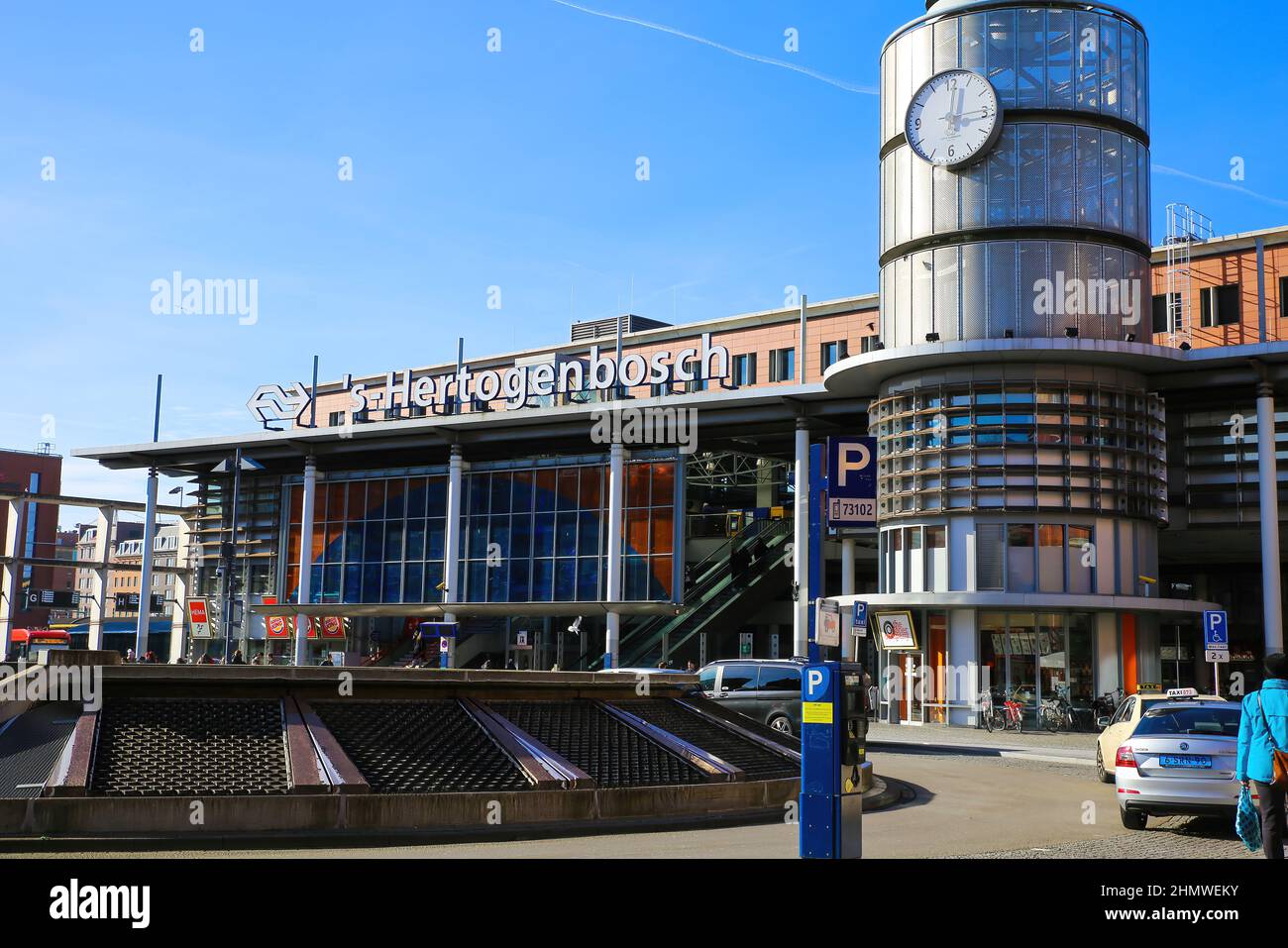 S Hertogenbosch, Paesi Bassi - Febbraio 9. 2022: Vista sulla piazza sulla stazione ferroviaria cntral contro il cielo blu soleggiato invernale Foto Stock