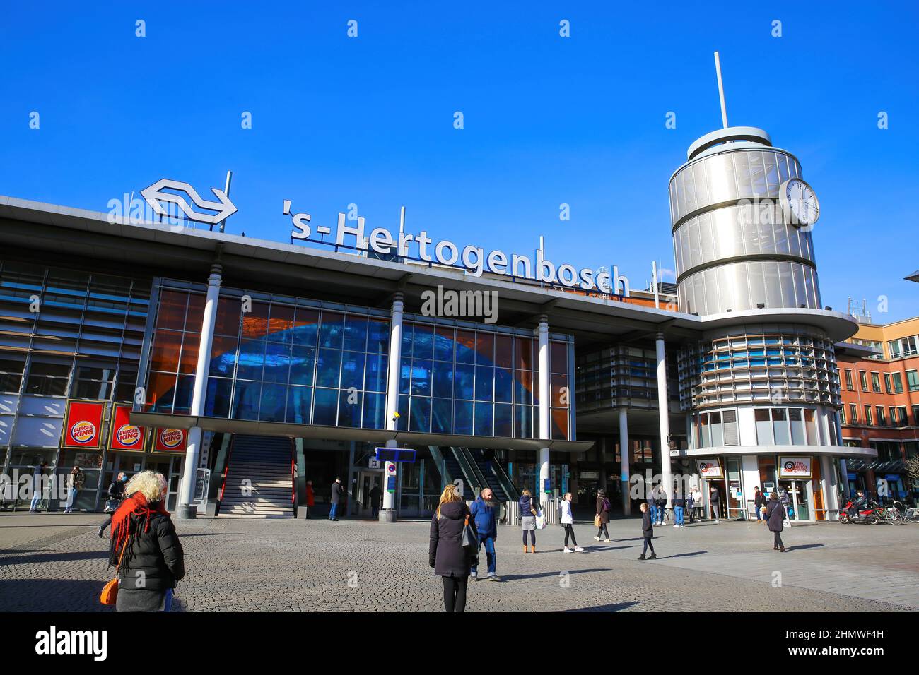 S Hertogenbosch, Paesi Bassi - Febbraio 9. 2022: Vista sulla piazza sulla stazione ferroviaria cntral contro il cielo blu soleggiato invernale Foto Stock