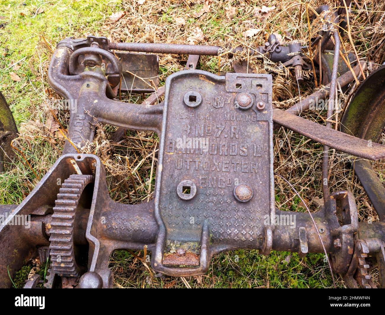 Una vecchia macchina per la mietiatura e la mietiatura a Torver, Lake District, Regno Unito. Foto Stock