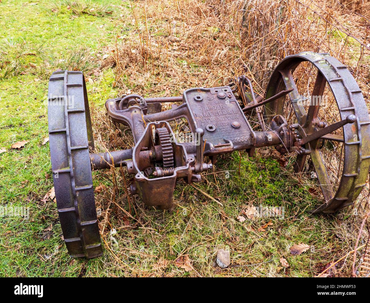 Una vecchia macchina per la mietiatura e la mietiatura a Torver, Lake District, Regno Unito. Foto Stock