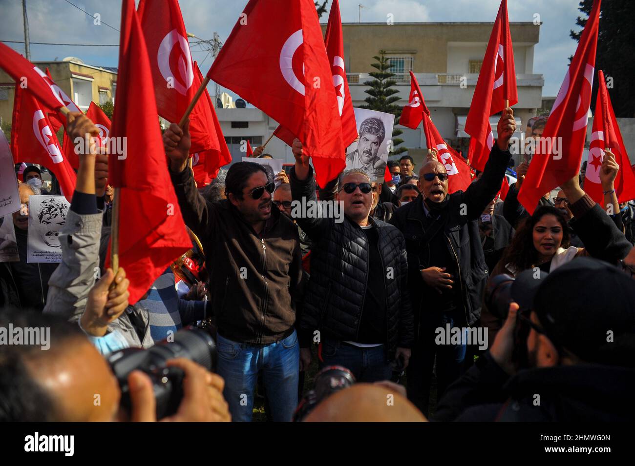 12 febbraio 2022: Grand Tunis, Tunisia. 12 febbraio 2022. Il comitato di difesa di Chokri Belaid e Mohamed Brahmi dimostrano fuori dalla casa del leader di Ennahda, Rached Ghannouchi, nel distretto di El Ghazela, nella città tunisina di Ariana. I leader politici dell'opposizione Chokri Belaid e Mohamed Brahmi sono stati uccisi in circostanze simili nel 2013 a Tunisi. Da allora Ennahda ha sempre negato qualsiasi coinvolgimento nei loro assassini e respinto le accuse di ostacolare le indagini sui loro omicidi (Credit Image: © Hasan Mrad/IMAGESLIVE via ZUMA Press Wire) Foto Stock