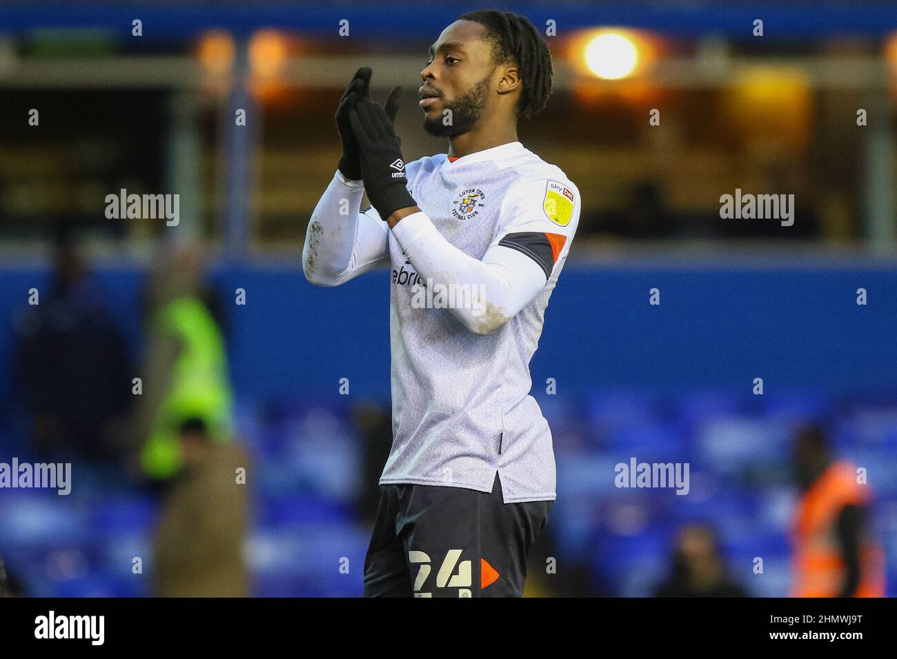 Fred Onyedinma #24 di Luton Town applaudisce i fan dopo il fischio finale Foto Stock