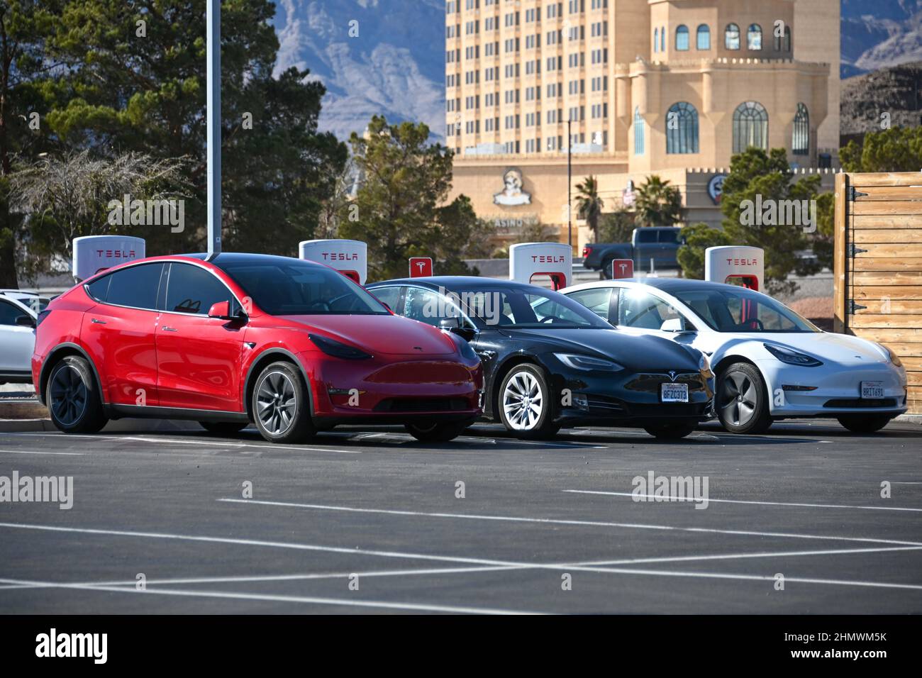 Le vetture Tesla Model Y, Model S e Model 3 sono state ricaricate presso i Superchargers Tesla vicino ai Primm Outlets sabato 05 febbraio 2022 a Primm, Never (Dy Foto Stock