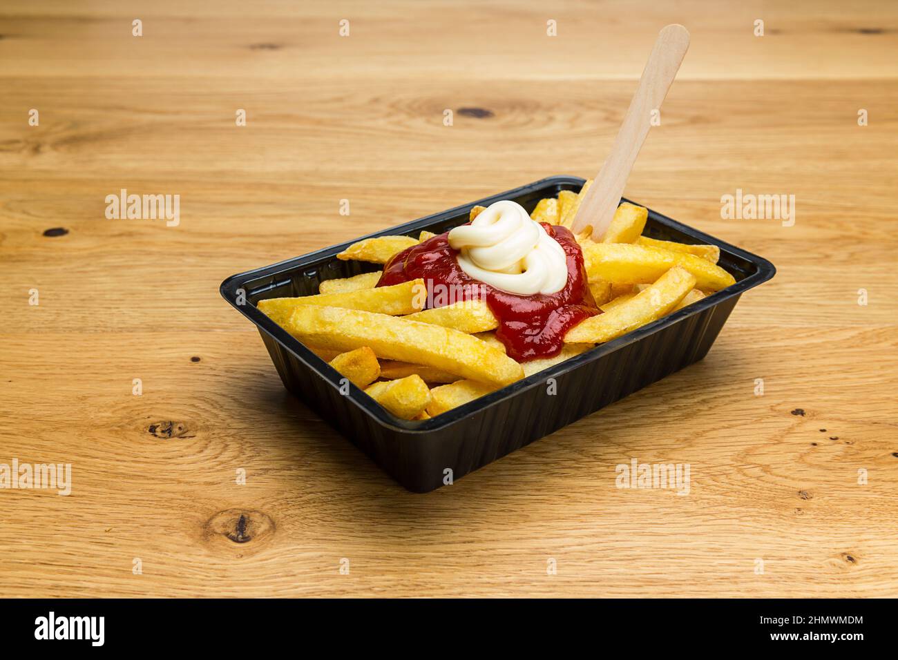 patatine fritte in ketchup conchiglia e maionese Foto Stock