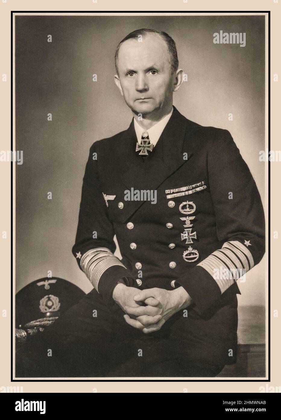 L'ammiraglio Doenitz ufficiale di propaganda nazista ritratto da Hoffmann Studios Karl Dönitz era un ammiraglio tedesco nazista che successe brevemente ad Adolf Hitler come capo di stato nel maggio 1945, mantenendo la posizione fino alla dissoluzione del governo di Flensburg dopo la consegna incondizionata della Germania agli Alleati giorni dopo. Non era implicato nei crimini di guerra nazisti contro l'umanità , ma servì un periodo di circa 10 anni di reclusione e morì nel 1980, Aumühle, Germania Foto Stock