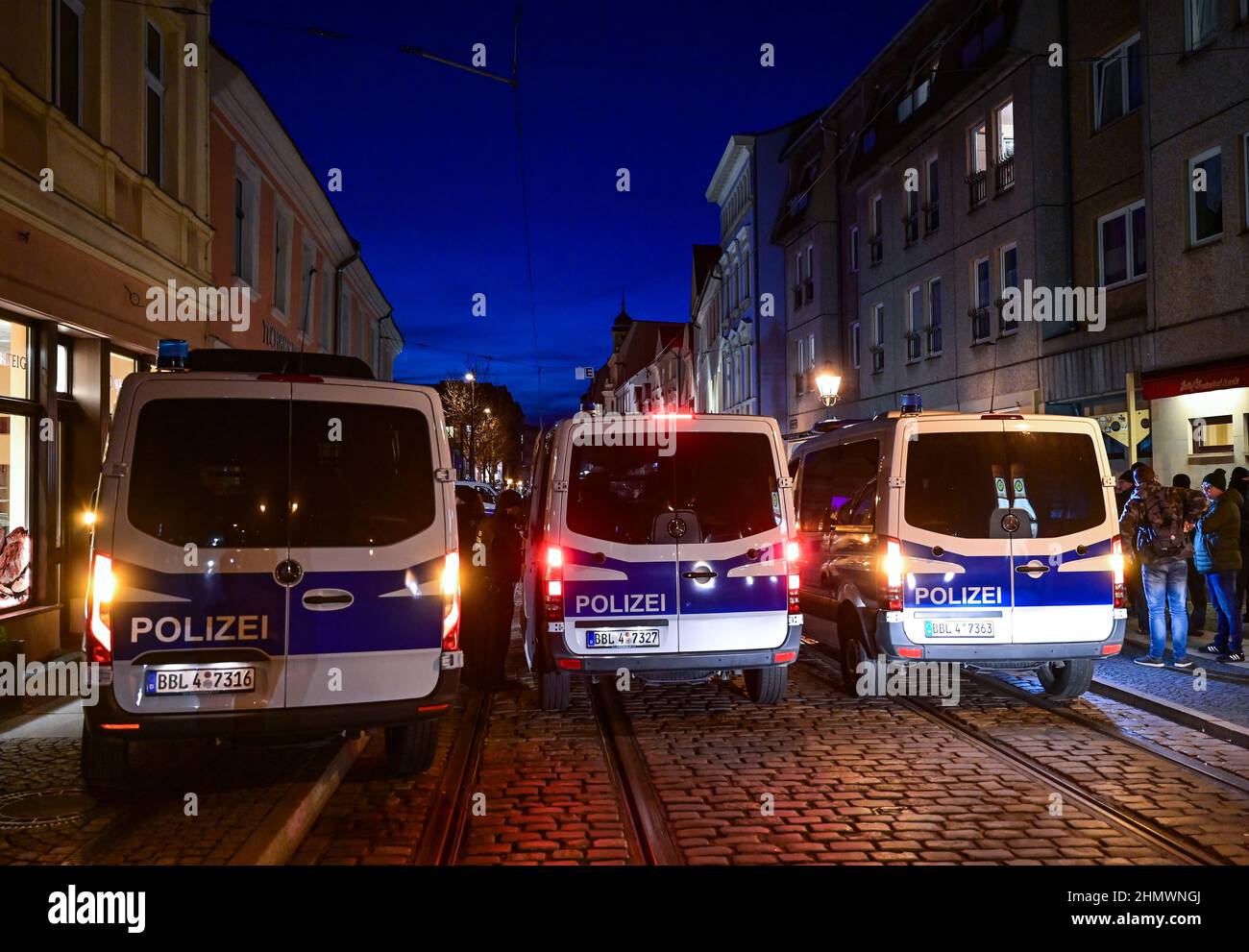 Cottbus, Germania. 12th Feb 2022. I veicoli di emergenza della polizia bloccano una strada durante lo scioglimento di una dimostrazione non registrata degli oppositori della politica di Corona. La polizia aveva generalmente proibito gli incontri a Cottbus per il periodo dal 31 gennaio al 13 febbraio 2022 con un ordine generale. Credit: Patrick Pleul/dpa-Zentralbild/dpa/Alamy Live News Foto Stock