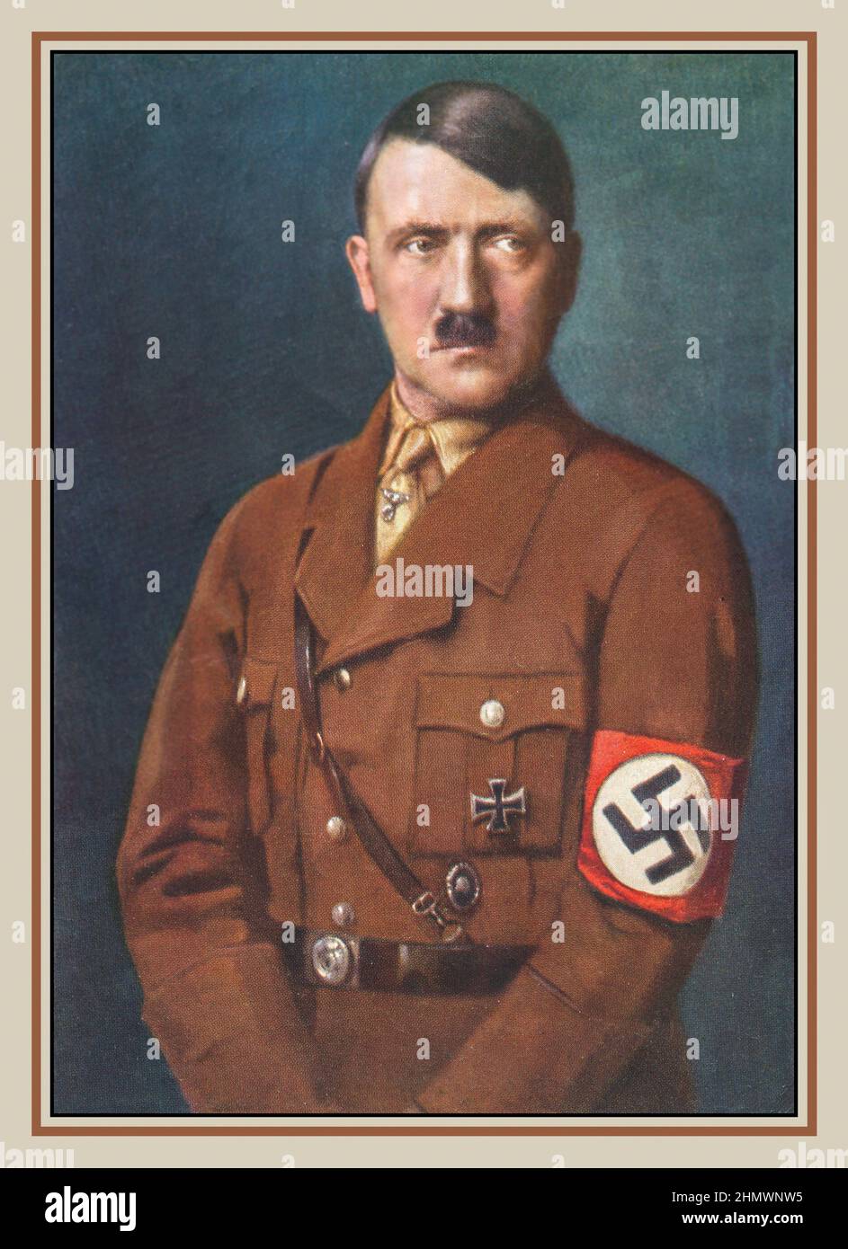 Adolf Hitler in divisa militare con fascia da braccio Swastika. Ritratto ufficiale di fotografia in studio di Hoffmann. Nazisti Propaganda 1930s nazisti Germania ADOLF HITLER Ritratto di Führer Adolf Hitler in uniforme militare 1938 nazisti Germania prima del WW2 Adolf Hitler era un politico tedesco e leader del partito nazista. Salì al potere come cancelliere della Germania nel 1933 e poi come Führer nel 1934. Durante la sua dittatura dal 1933 al 1945, iniziò la seconda guerra mondiale in Europa invadendo la Polonia il 1 settembre 1939. Foto Stock