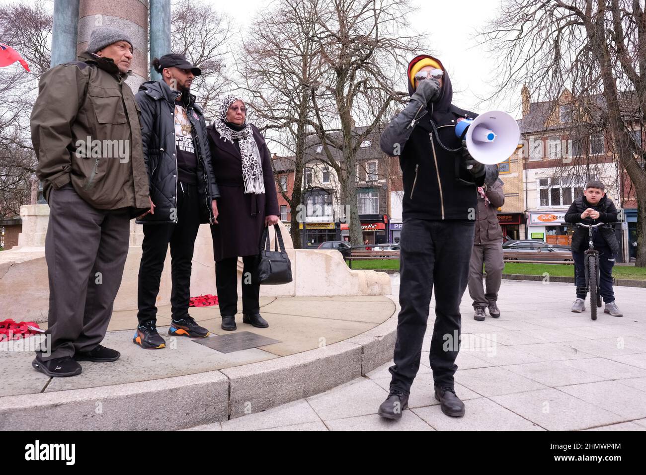 Newport, Gwent, Galles - Sabato 12th Febbraio 2022 - i genitori e i fratelli di Mouayed Bashir alle proteste di oggi - Mouayed Bashir è morto dopo essere stato trattenuto dalla polizia di Gwent nella casa di famiglia a Newport un anno fa nel febbraio 2021 - l'Ufficio indipendente per la condotta della polizia ( IOPC ) sta ancora indagando sulla morte. Foto Steven Maggio / Alamy Live News Foto Stock