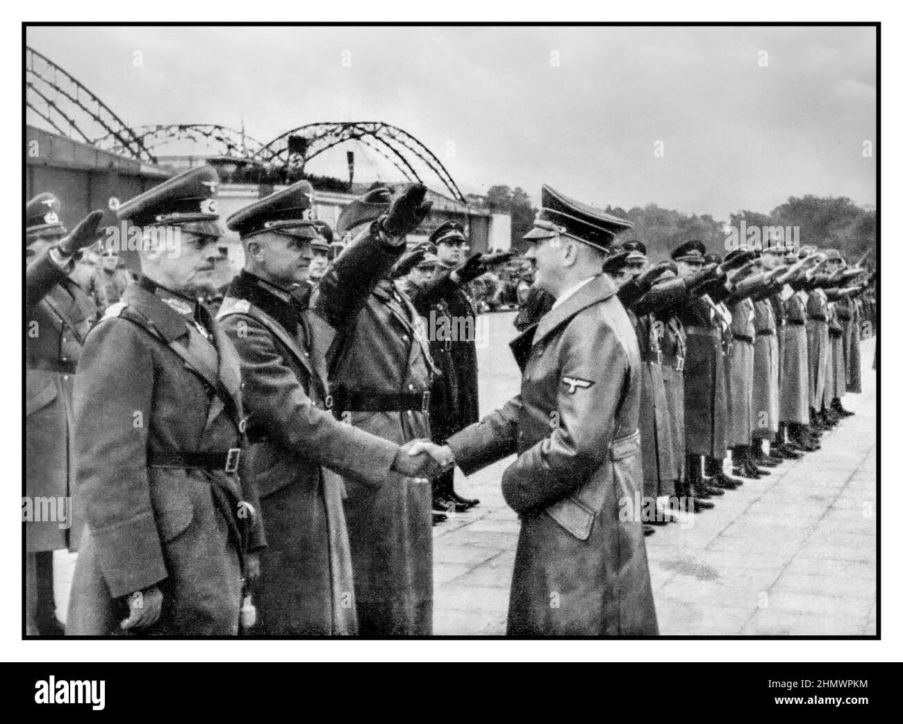 WW2 occupazione tedesca in Polonia: Sfilata di vittoria a Varsavia 1939: Adolf Hitler sta salutando i generali all'aeroporto di Varsavia nel campo in primo piano Marshall Wilhelm Keitel Foto Stock
