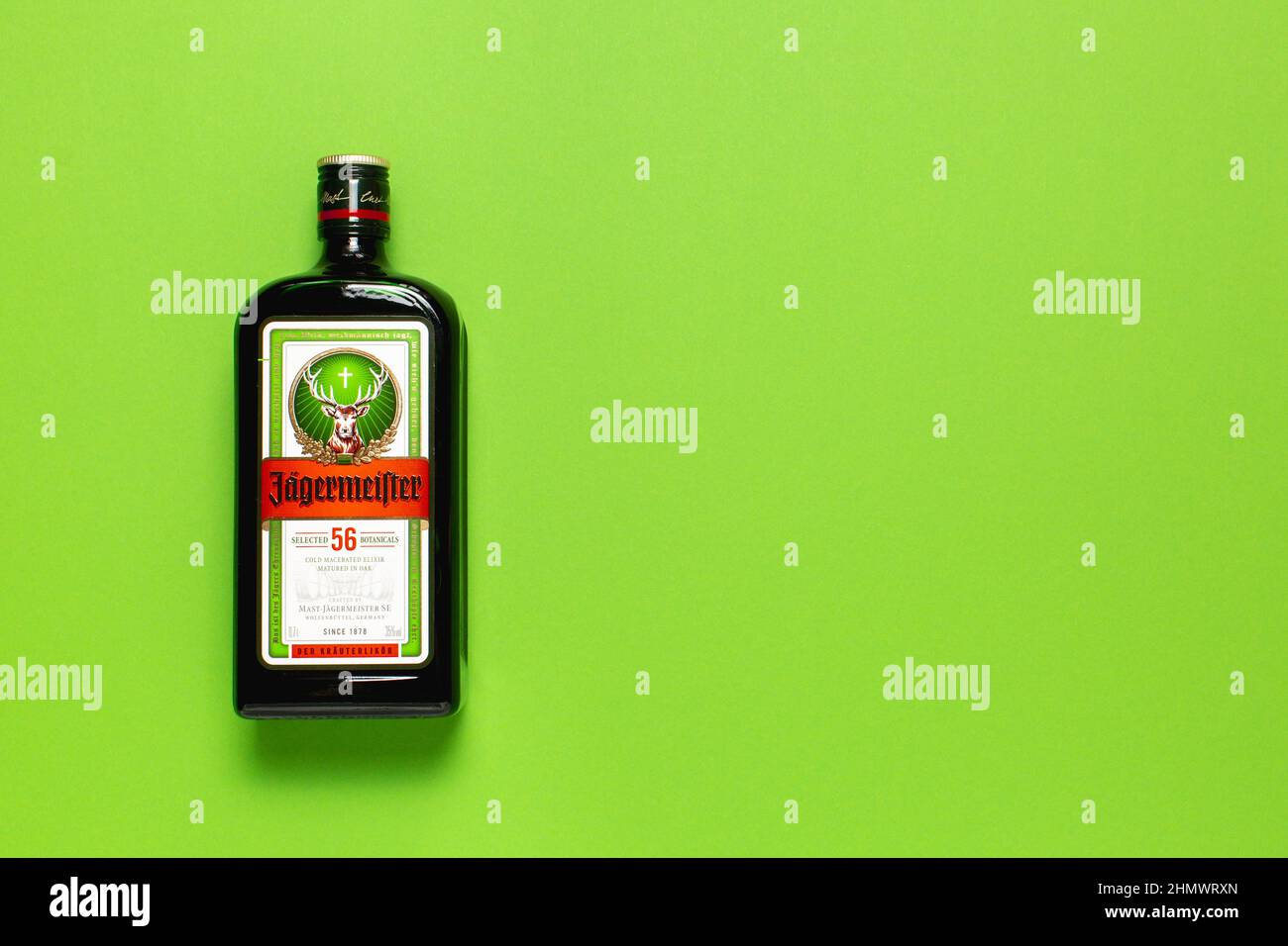 Ternopil, Ucraina - 24 maggio 2021: Una bottiglia di liquore Jagermeister su sfondo verde vista dall'alto Foto Stock