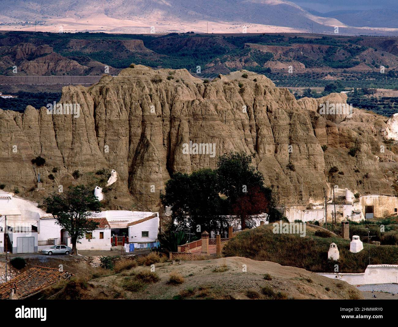 CUEVAS TROGLODITAS CON CHIMENEAS EN LA LADERA DE JABALCON. Ubicazione: ESTERNO. Guadix. GRANADA. SPAGNA. Foto Stock