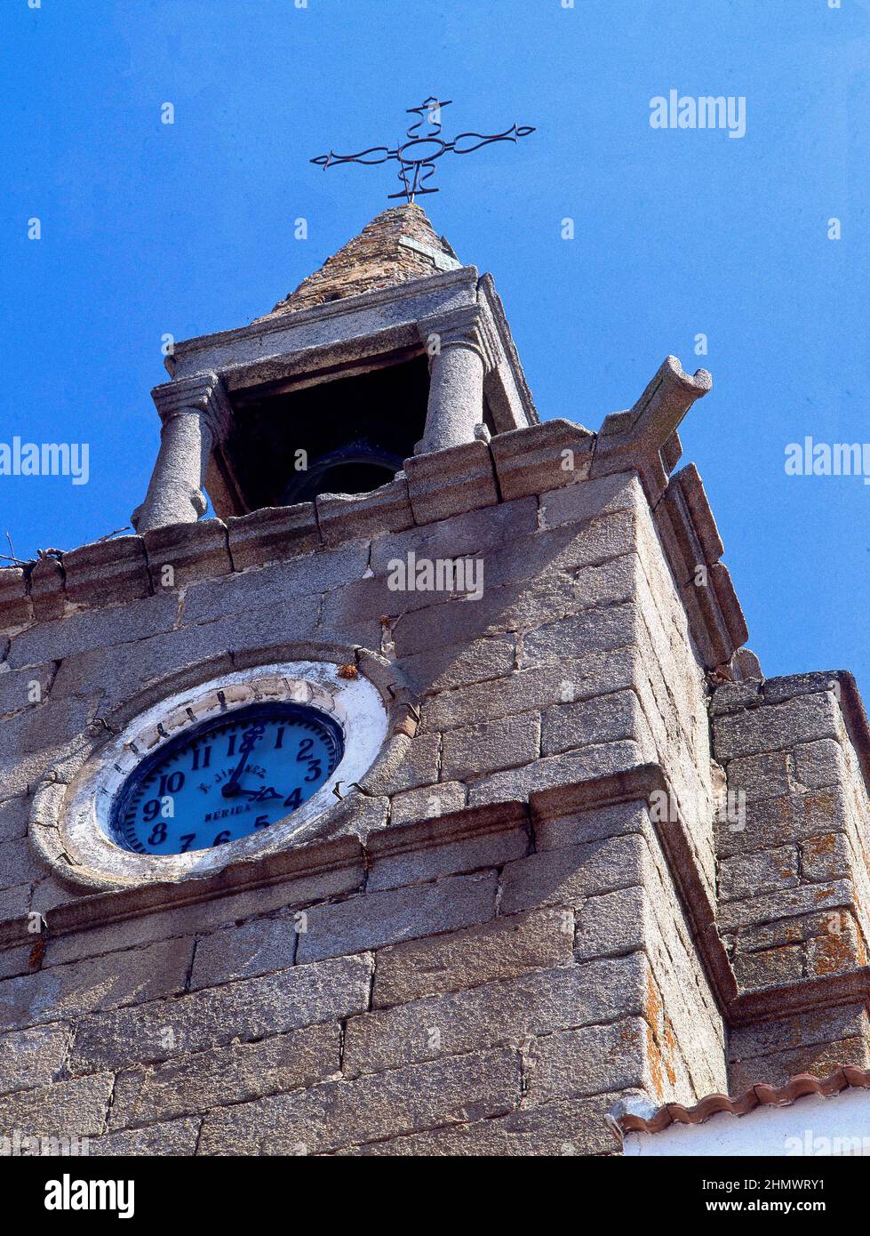 ESTERNO-DET SUP DE LA TORRE CON CRUZ DE HIERRO. UBICAZIONE: TORRE DEL RELOJ O CARCEL. CECLAVIN. CACERES. SPAGNA. Foto Stock