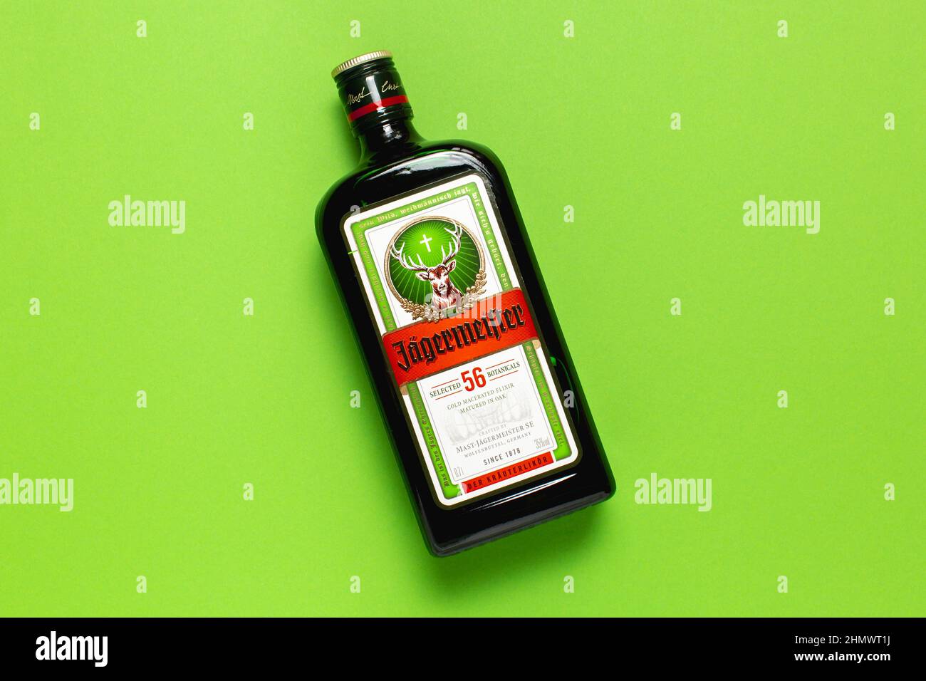 Ternopil, Ucraina - 24 maggio 2021: Una bottiglia di liquore Jagermeister su sfondo verde vista dall'alto Foto Stock