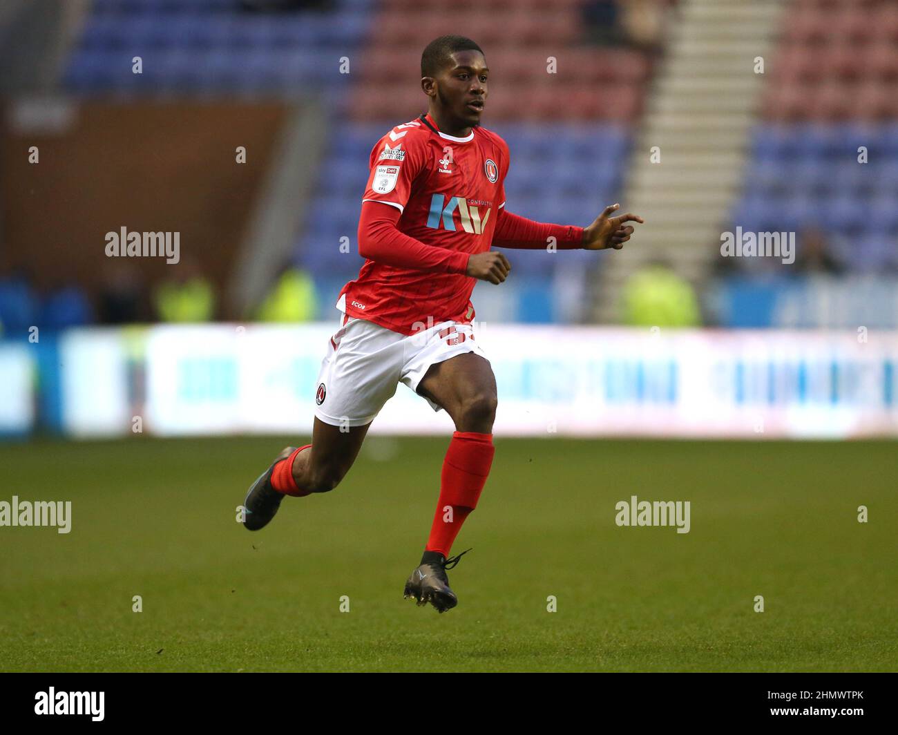 Daniel Kanu di Charlton Athletic durante la partita della Sky Bet League One al DW Stadium di Wigan. Data foto: Sabato 12 febbraio 2022. Foto Stock