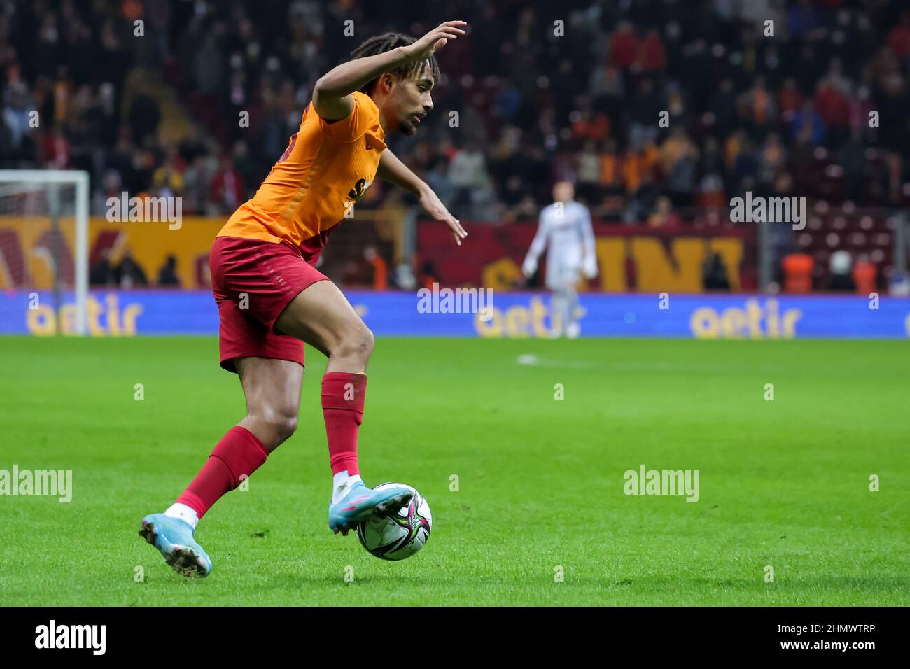 ISTANBUL, TURCHIA - 12 FEBBRAIO: Sacha Boey di Galatasaray durante la partita turca Super Lig tra Galatasaray e Kayserispor al Nef Stadium il 12 febbraio 2022 a Istanbul, Turchia (Foto di Orange Pictures) Foto Stock