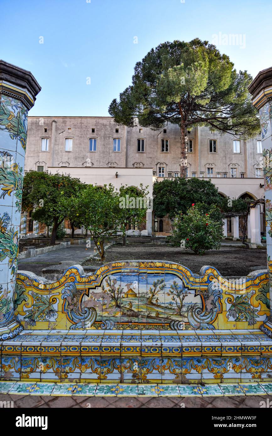 Napoli, Italia, 02/13/2022. Una panca nel cortile interno del monastero di Santa Chiara, decorata con maioliche dipinte, costruita nel 17th secolo Foto Stock