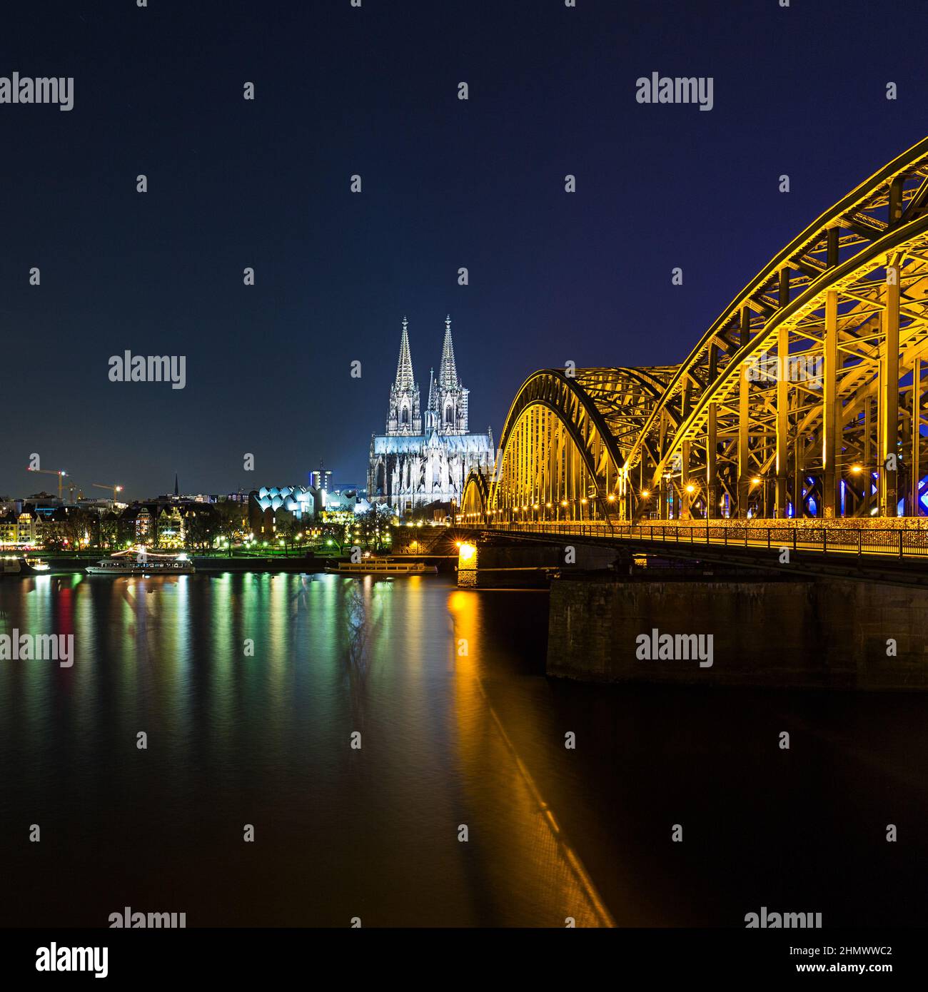 Cattedrale di Colonia, paesaggio urbano notturno Foto Stock