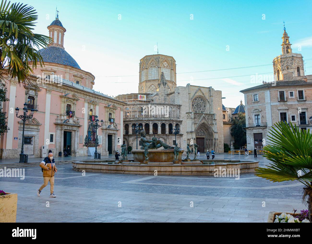 VALENCIA , SPAGNA - 6 DICEMBRE 2021: Piazza di Santa Maria con il Tempio della Cattedrale di Valencia, la Basilica de la nuestra senora de los desamparados e il Foto Stock