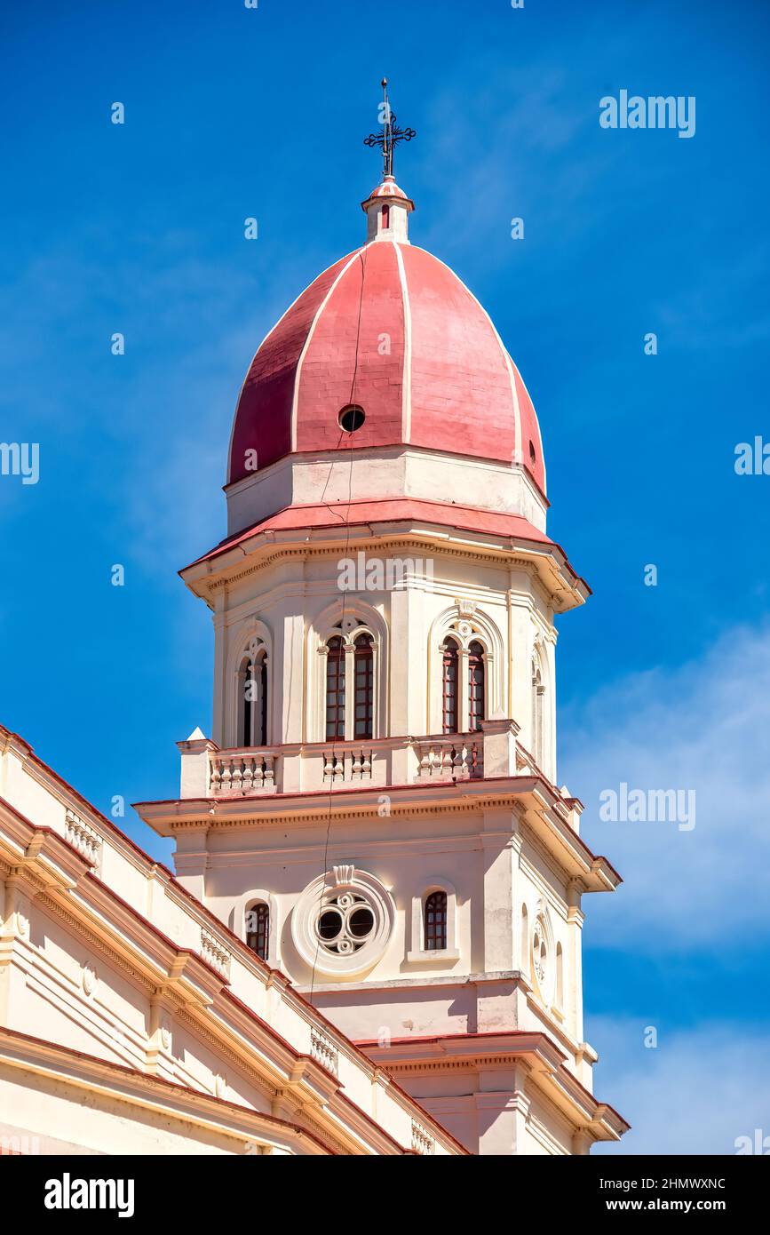 Architettura esterna della chiesa cattolica nostra Signora della Carità di El Cobre, Santiago de Cuba, Cuba Foto Stock