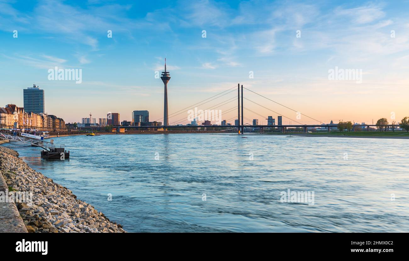 Vista di Dusseldorf al tramonto Foto Stock