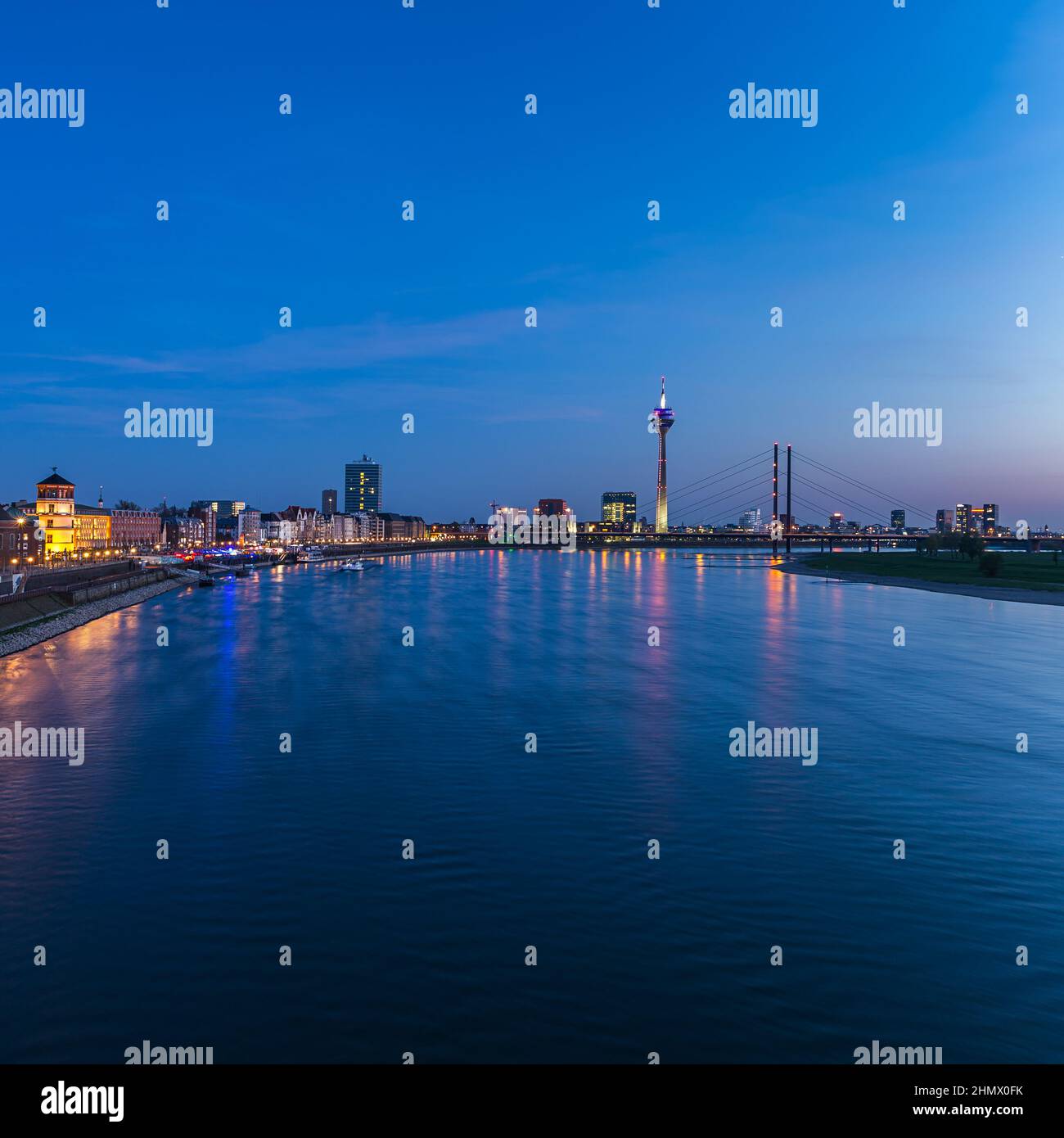 Dusseldorf all'ora blu della notte Foto Stock